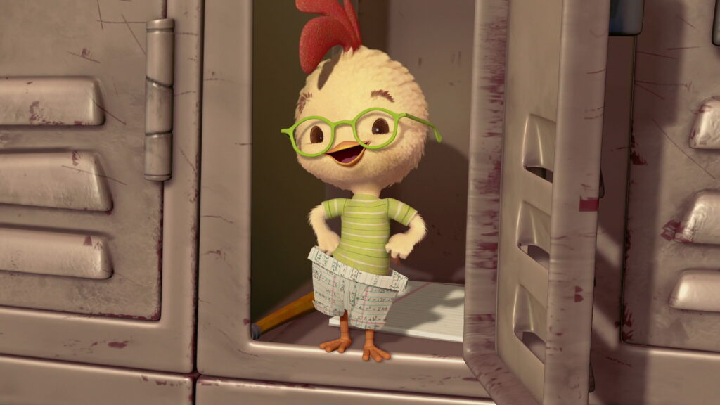 Le petit poulet est dans un casier avec des pantalons faits en papiers
