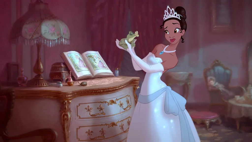 Tiana est dans une chambre avec la grenouille dans ses mains. Le prince attend qu'elle l'embrasse, mais elle est dégoutée