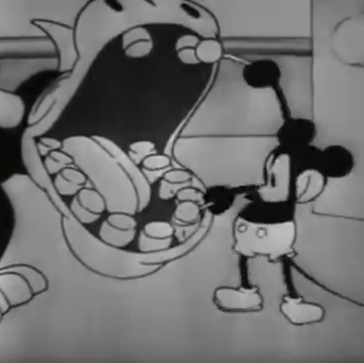 Mickey Mouse joue de la musique avec les dents d'un vache