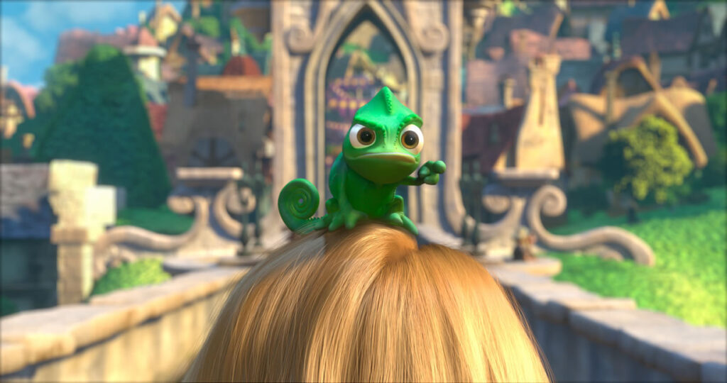 Pascal, le caméléon de Raiponce, garde un œil sur Flynn Rider et le cheval en arrière de la princesse