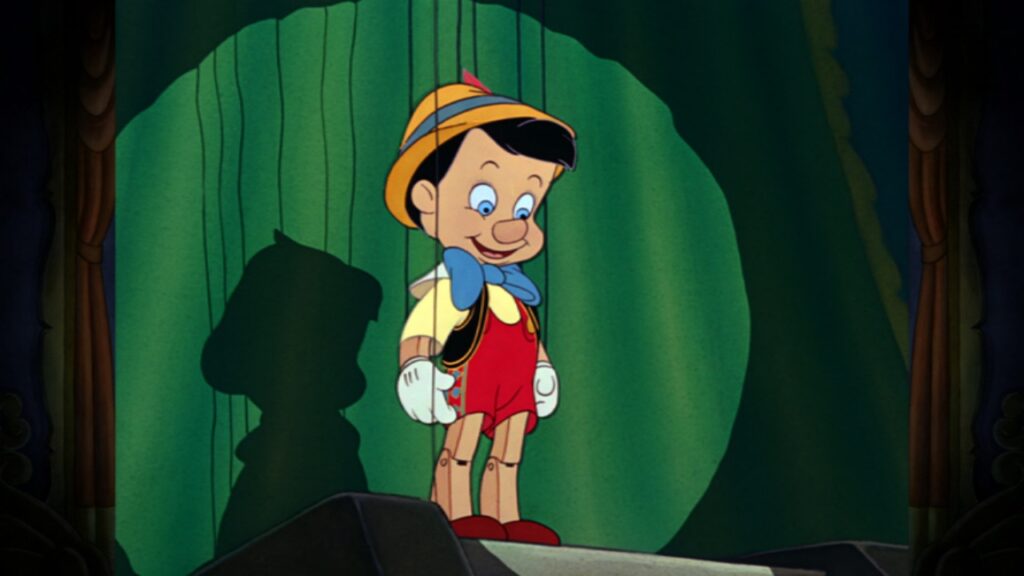 Pinocchio est sur une scène devant un rideau vert